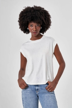 Een kledingmodel uit de groothandel draagt MZL10151 - Stone Front T-Shirt, Turkse groothandel T-shirt van Mizalle