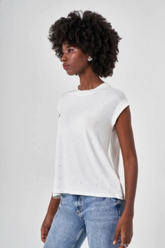 Bir model, Mizalle toptan giyim markasının MZL10151 - Stone Front T-Shirt toptan Tişört ürününü sergiliyor.