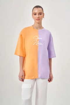 Bir model, Mizalle toptan giyim markasının MZL10152 - Piece Color Printed T-shirt toptan Tişört ürününü sergiliyor.