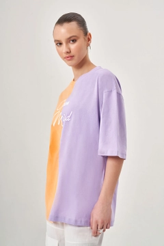 Una modella di abbigliamento all'ingrosso indossa MZL10152 - Piece Color Printed T-shirt, vendita all'ingrosso turca di Maglietta di Mizalle
