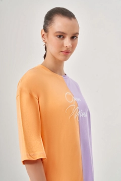 Een kledingmodel uit de groothandel draagt MZL10152 - Piece Color Printed T-shirt, Turkse groothandel T-shirt van Mizalle