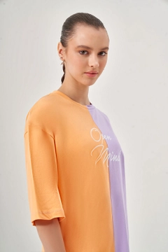 Bir model, Mizalle toptan giyim markasının MZL10152 - Piece Color Printed T-shirt toptan Tişört ürününü sergiliyor.