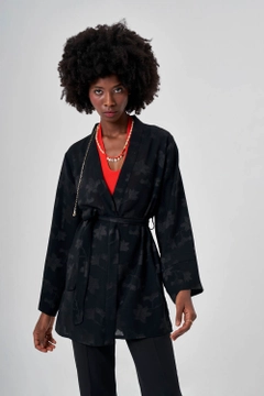 Bir model, Mizalle toptan giyim markasının MZL10178 - Kimono - Black toptan Kimono ürününü sergiliyor.