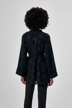Una modella di abbigliamento all'ingrosso indossa MZL10178 - Kimono - Black, vendita all'ingrosso turca di Kimono di Mizalle