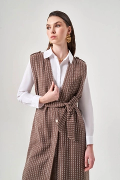 Ένα μοντέλο χονδρικής πώλησης ρούχων φοράει MZL10187 - Long Vest - Earth Color, τούρκικο Αμάνικο μπλουζάκι χονδρικής πώλησης από Mizalle