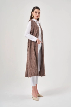 Una modelo de ropa al por mayor lleva MZL10187 - Long Vest - Earth Color, Chaleco turco al por mayor de Mizalle