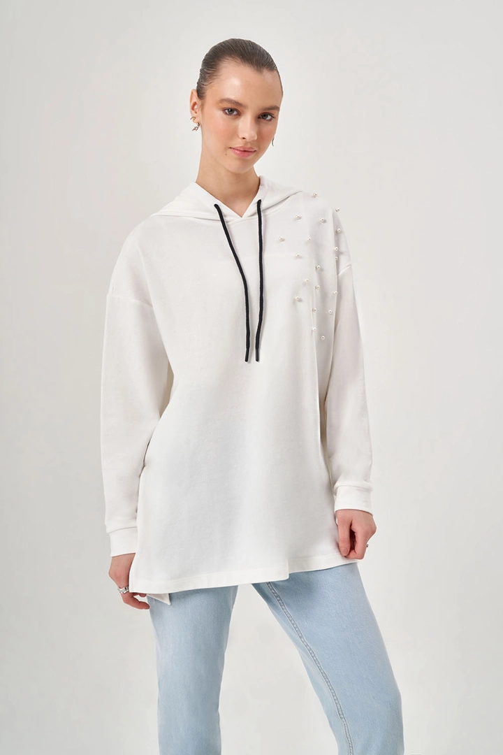 Bir model, Mizalle toptan giyim markasının MZL10194 - Pearl Detailed Shoulder Ecru Sweatshirt toptan Sweatshirt ürününü sergiliyor.