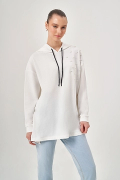Una modella di abbigliamento all'ingrosso indossa MZL10194 - Pearl Detailed Shoulder Ecru Sweatshirt, vendita all'ingrosso turca di Felpa di Mizalle