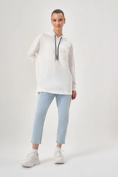 Ένα μοντέλο χονδρικής πώλησης ρούχων φοράει MZL10194 - Pearl Detailed Shoulder Ecru Sweatshirt, τούρκικο Φούτερ χονδρικής πώλησης από Mizalle