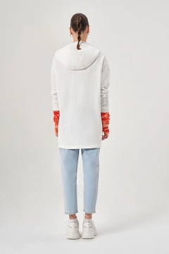 Ein Bekleidungsmodell aus dem Großhandel trägt MZL10194 - Pearl Detailed Shoulder Ecru Sweatshirt, türkischer Großhandel Sweatshirt von Mizalle