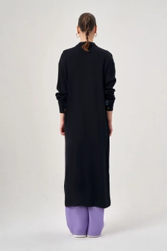 Ein Bekleidungsmodell aus dem Großhandel trägt MZL10194 - Shirt Dress - Black, türkischer Großhandel Tunika von Mizalle