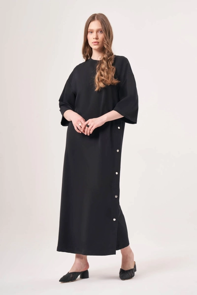 A model wears MZL10221 - O Neck Ribbed Knitwear Dress, wholesale Dress of Mizalle to display at Lonca
