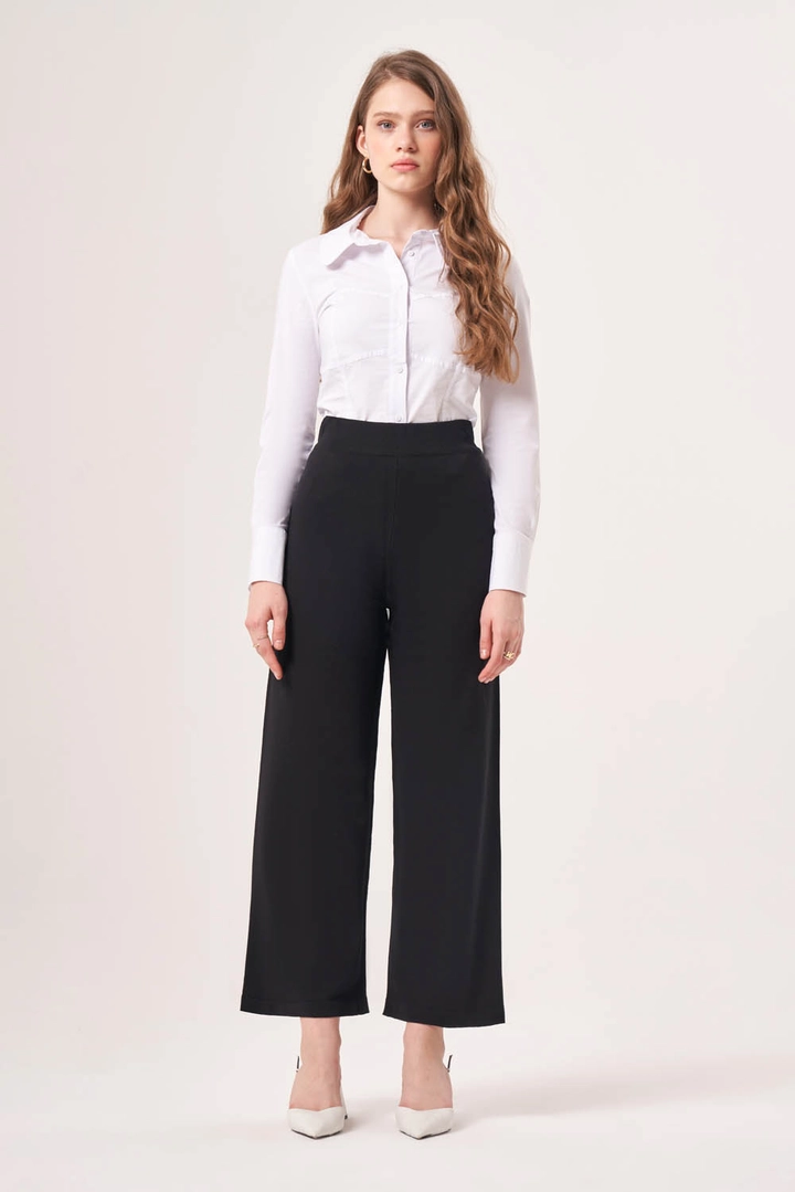 Een kledingmodel uit de groothandel draagt MZL10247 - Pants - Black, Turkse groothandel Broek van Mizalle