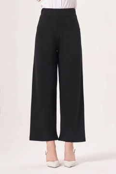 Una modelo de ropa al por mayor lleva MZL10247 - Pants - Black, Pantalón turco al por mayor de Mizalle