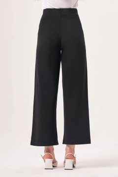 Ein Bekleidungsmodell aus dem Großhandel trägt MZL10247 - Pants - Black, türkischer Großhandel Hose von Mizalle