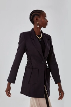 Bir model, Mizalle toptan giyim markasının 26526 - Jacket - Black toptan Ceket ürününü sergiliyor.