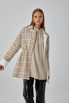 Ein Bekleidungsmodell aus dem Großhandel trägt 26528 - Coat - Beige, türkischer Großhandel Mantel von Mizalle