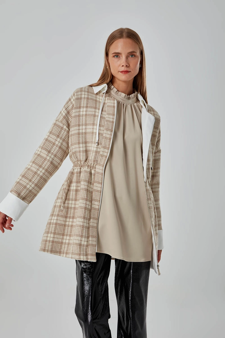 Ein Bekleidungsmodell aus dem Großhandel trägt 26528 - Coat - Beige, türkischer Großhandel Mantel von Mizalle