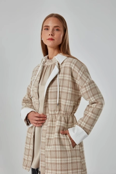 Un mannequin de vêtements en gros porte 26528 - Coat - Beige, Manteau en gros de Mizalle en provenance de Turquie