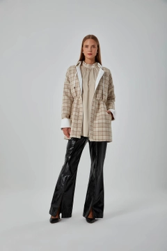 Bir model, Mizalle toptan giyim markasının 26528 - Coat - Beige toptan Kaban ürününü sergiliyor.