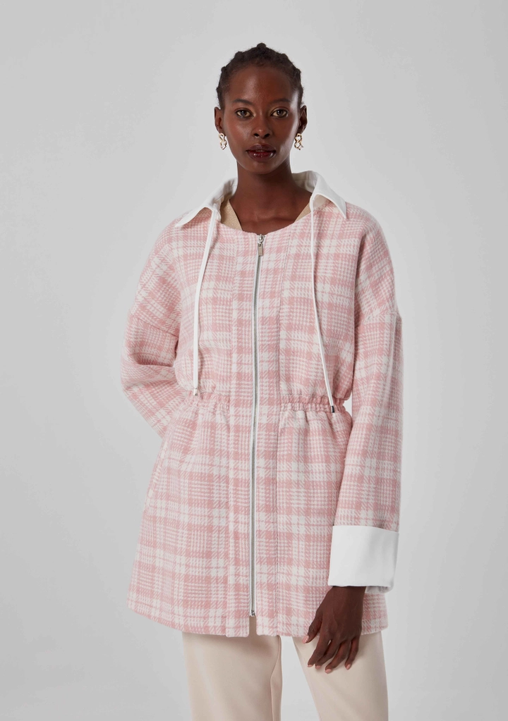 Bir model, Mizalle toptan giyim markasının 26529 - Coat - Pink toptan Kaban ürününü sergiliyor.