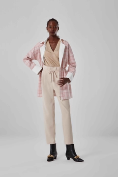 Ein Bekleidungsmodell aus dem Großhandel trägt 26529 - Coat - Pink, türkischer Großhandel Mantel von Mizalle