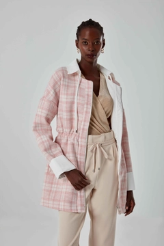 Bir model, Mizalle toptan giyim markasının 26529 - Coat - Pink toptan Kaban ürününü sergiliyor.