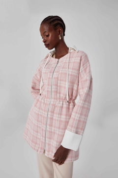 Een kledingmodel uit de groothandel draagt 26529 - Coat - Pink, Turkse groothandel Jas van Mizalle