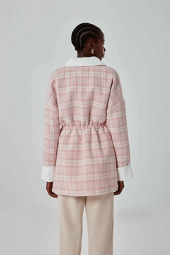 Una modella di abbigliamento all'ingrosso indossa 26529 - Coat - Pink, vendita all'ingrosso turca di Cappotto di Mizalle