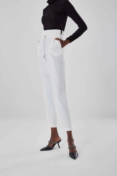 Bir model, Mizalle toptan giyim markasının 26531 - Pants - Ecru toptan Pantolon ürününü sergiliyor.