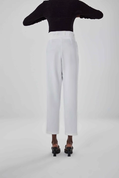 Bir model, Mizalle toptan giyim markasının 26531 - Pants - Ecru toptan Pantolon ürününü sergiliyor.