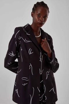 Bir model, Mizalle toptan giyim markasının 26538 - Jacket - Black toptan Ceket ürününü sergiliyor.