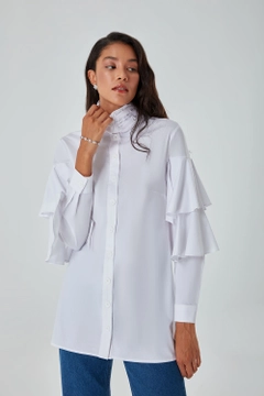 Ένα μοντέλο χονδρικής πώλησης ρούχων φοράει 26540 - Shirt - White, τούρκικο Πουκάμισο χονδρικής πώλησης από Mizalle