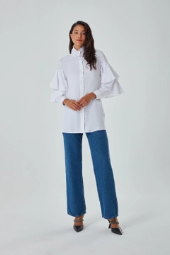 Bir model, Mizalle toptan giyim markasının 26540 - Shirt - White toptan Gömlek ürününü sergiliyor.
