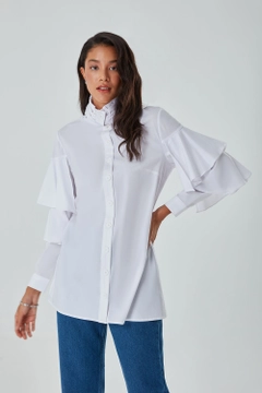 A wholesale clothing model wears 26540 - Shirt - White, Turkish wholesale Shirt of Mizalle