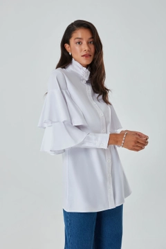 Una modelo de ropa al por mayor lleva 26540 - Shirt - White, Camisa turco al por mayor de Mizalle