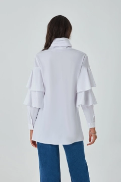 A wholesale clothing model wears 26540 - Shirt - White, Turkish wholesale Shirt of Mizalle