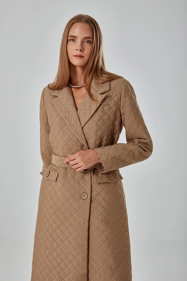 Ένα μοντέλο χονδρικής πώλησης ρούχων φοράει 26547 - Coat - Tan, τούρκικο Σακάκι χονδρικής πώλησης από Mizalle