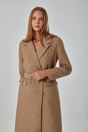 A model wears 26547 - Coat - Tan, wholesale undefined of Mizalle to display at Lonca