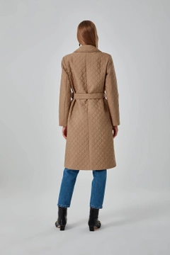 Bir model, Mizalle toptan giyim markasının 26547 - Coat - Tan toptan Kaban ürününü sergiliyor.