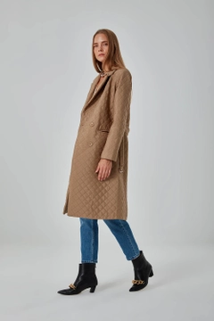 Ein Bekleidungsmodell aus dem Großhandel trägt 26547 - Coat - Tan, türkischer Großhandel Mantel von Mizalle