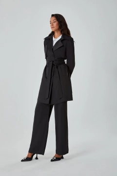 Een kledingmodel uit de groothandel draagt 26557 - Trenchcoat - Black, Turkse groothandel Trenchcoat van Mizalle