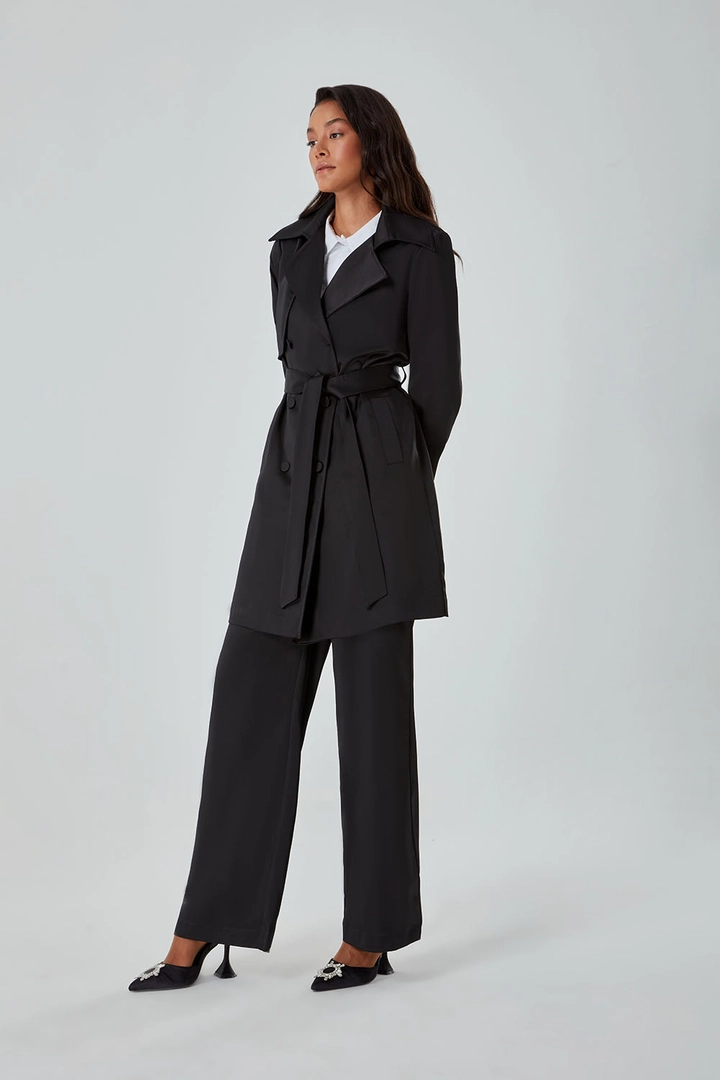 Ein Bekleidungsmodell aus dem Großhandel trägt 26557 - Trenchcoat - Black, türkischer Großhandel Trenchcoat von Mizalle