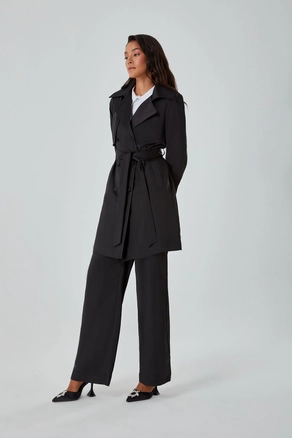 A model wears 26557 - Trenchcoat - Black, wholesale undefined of Mizalle to display at Lonca