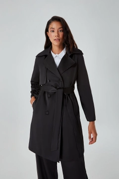 Bir model, Mizalle toptan giyim markasının 26557 - Trenchcoat - Black toptan Trençkot ürününü sergiliyor.