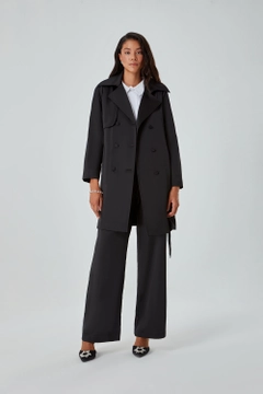 A wholesale clothing model wears 26557 - Trenchcoat - Black, Turkish wholesale Trenchcoat of Mizalle