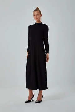 Bir model, Mizalle toptan giyim markasının 26563 - Dress - Black toptan Elbise ürününü sergiliyor.