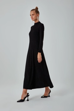 A wholesale clothing model wears 26563 - Dress - Black, Turkish wholesale Dress of Mizalle