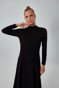 Ένα μοντέλο χονδρικής πώλησης ρούχων φοράει 26563 - Dress - Black, τούρκικο Φόρεμα χονδρικής πώλησης από Mizalle