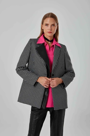 A model wears 26565 - Jacket - Black, wholesale undefined of Mizalle to display at Lonca